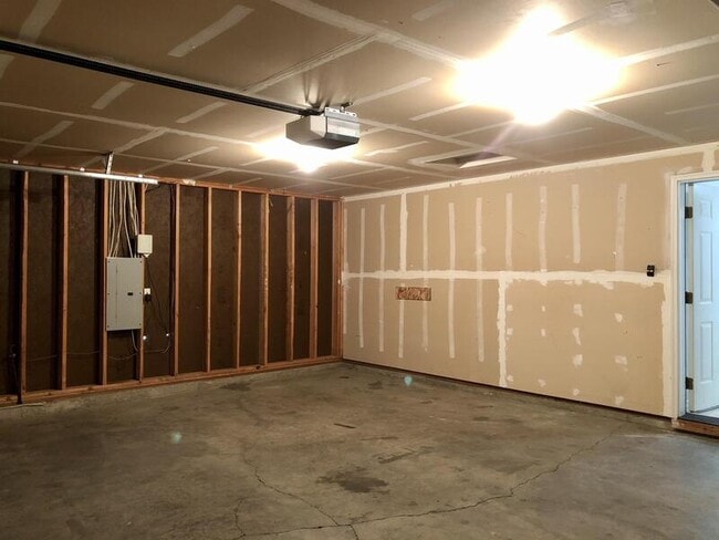 Building Photo - 735 NE Negus Pl