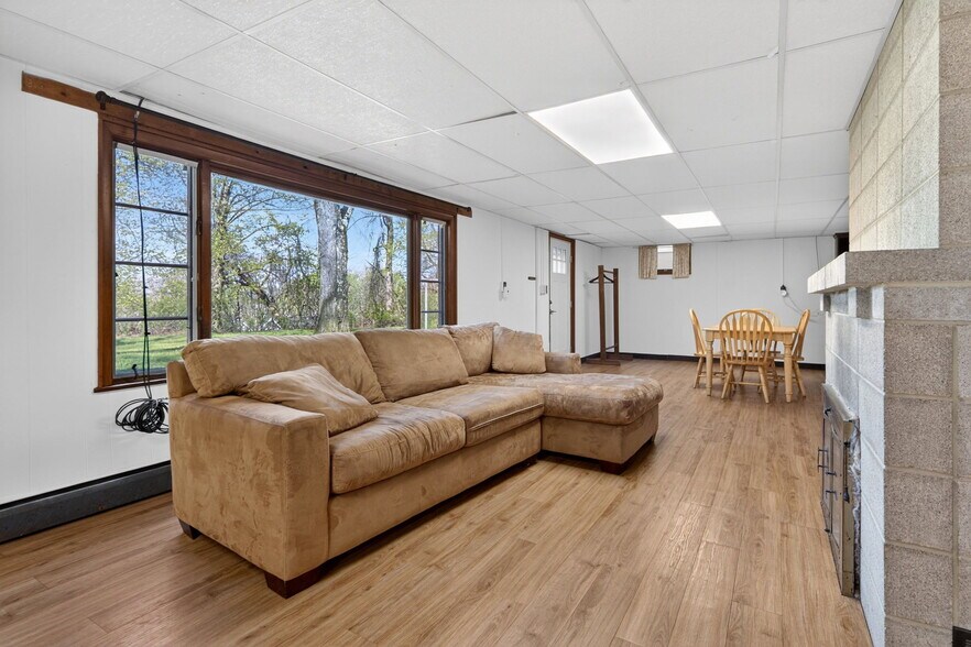 Building Photo - 11 Forest Ln