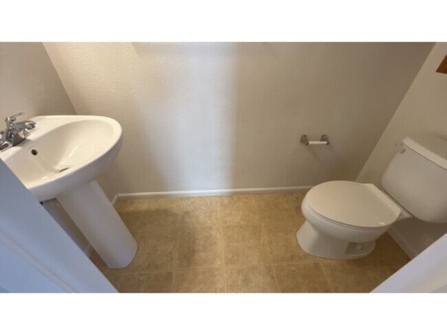 Building Photo - Two story townhome in Fountain