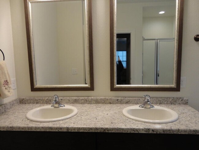 Building Photo - Large Condo For Rent