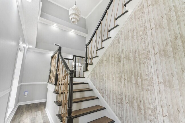 Building Photo - Peaceful and Luxury Living on 3+ Acres