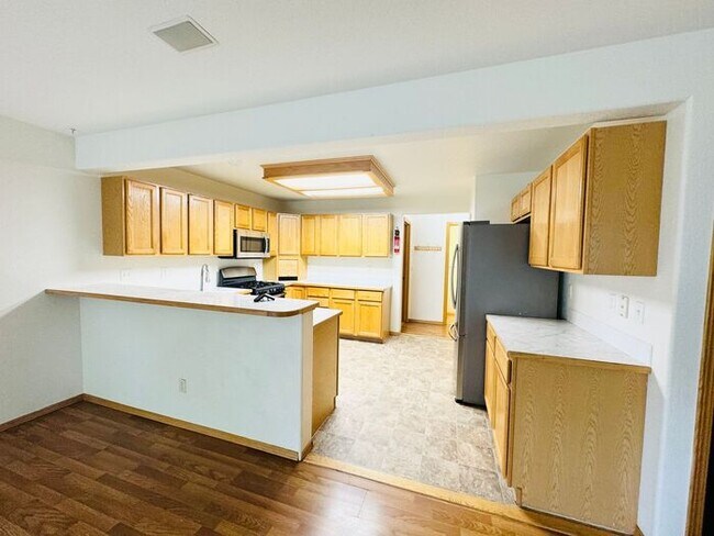 Building Photo - Gorgeous 5 Bedroom 3.5 Bath House with 3 c...