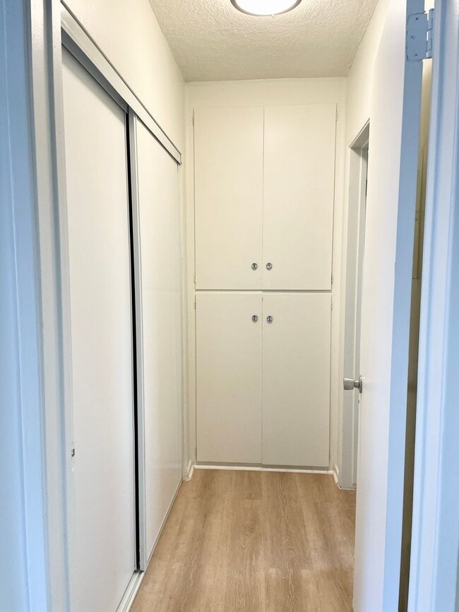 Building Photo - Cozy 1 bedroom unit located in Canoga Park with Laundry On-site and Community Pool!