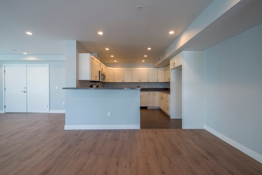 Building Photo - 3965 Carpenter Ave