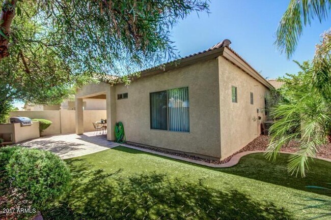 Building Photo - 934 E Madeline Dr