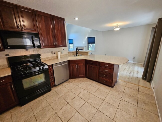 Building Photo - 3 bed, 2 bath, Mishawaka