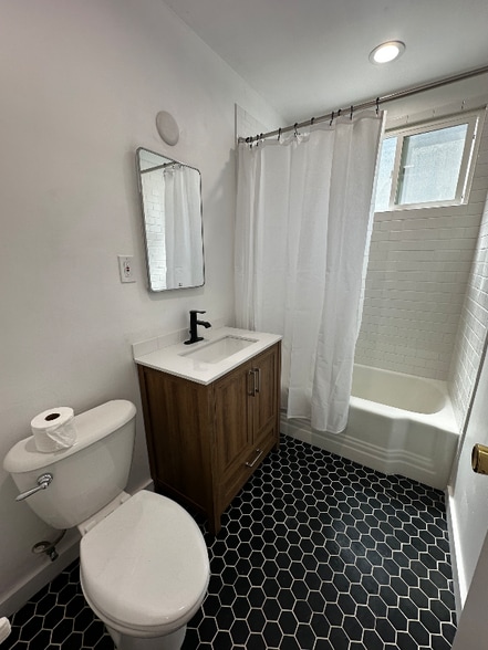 Building Photo - 323 N Chevy Chase Dr