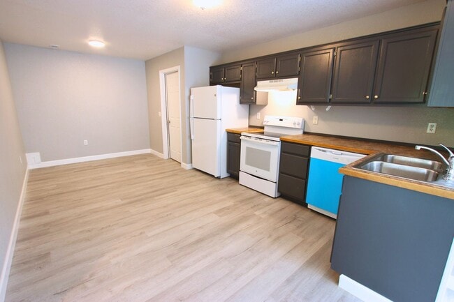 Building Photo - Fresh Duplex Living