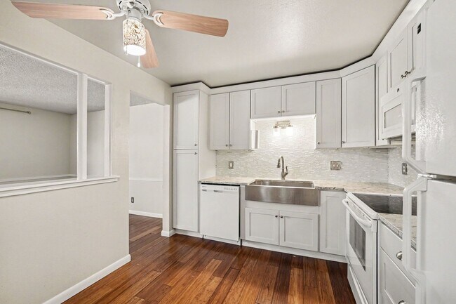 Building Photo - 232 S Brentwood St
