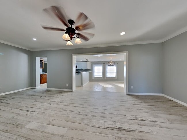 Building Photo - 4402 W Sevilla St