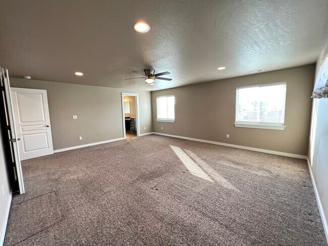 Building Photo - West Richland Home On 0.32 Acres