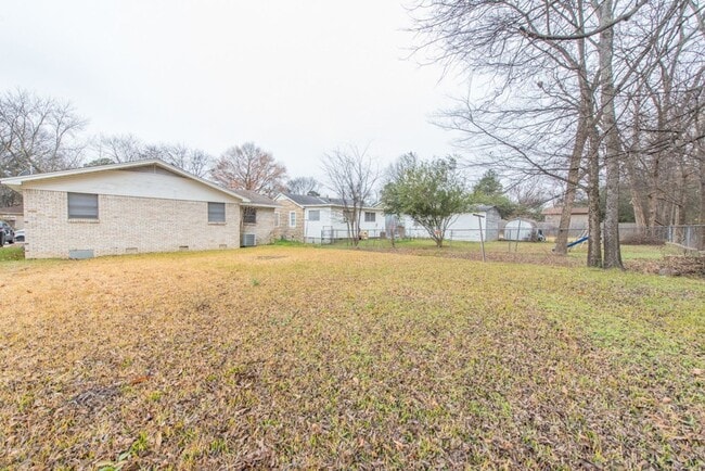 Building Photo - 2 Bedroom 1 Bathroom Home With Carport.