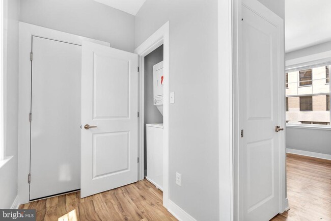 Building Photo - 200 W 10th St