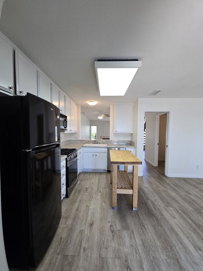 Building Photo - Coastal Living: 2-Bed, 1.5-Bath Townhome w...