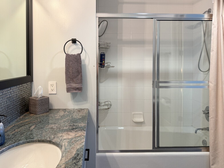 Building Photo - 350 W Ash St