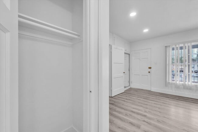 Building Photo - 122 Elm Ave