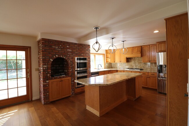 Building Photo - Beautiful home for Lease in Newbury Park!