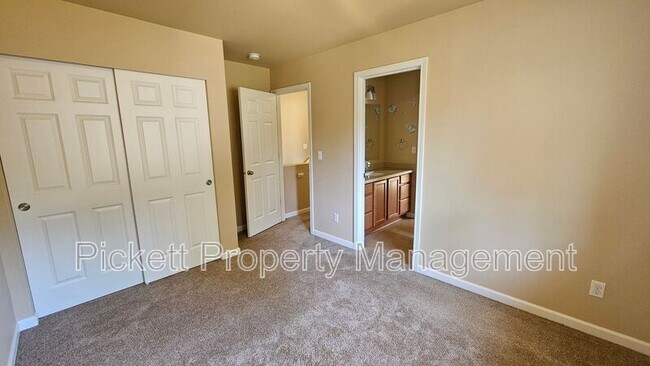 Building Photo - 102 Goldenrod St