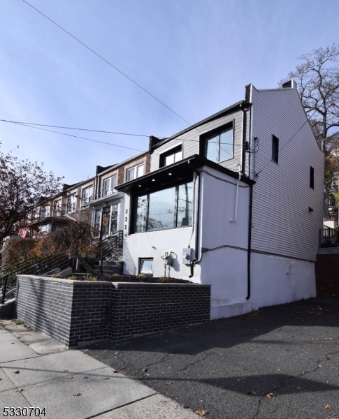 Building Photo - 332 Undercliff Ave