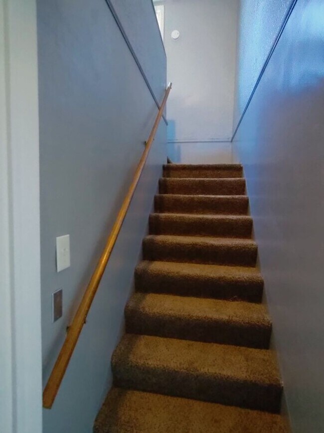 Building Photo - 3 bedroom 1 bath bungalow now available! -...