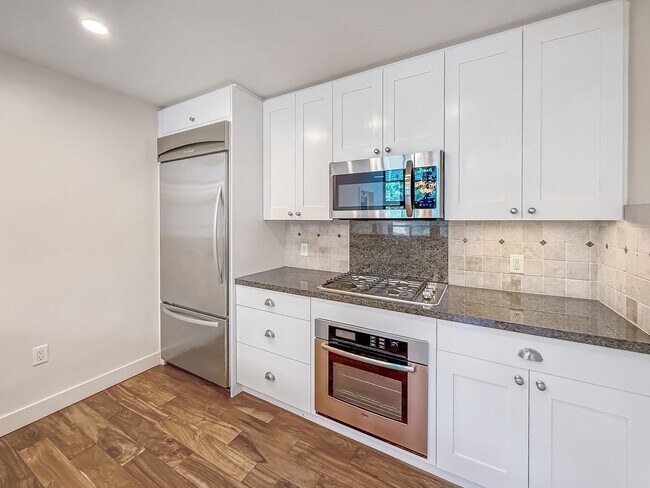 Building Photo - Stunning 2B+Den/2BA Condo in Downtown San ...