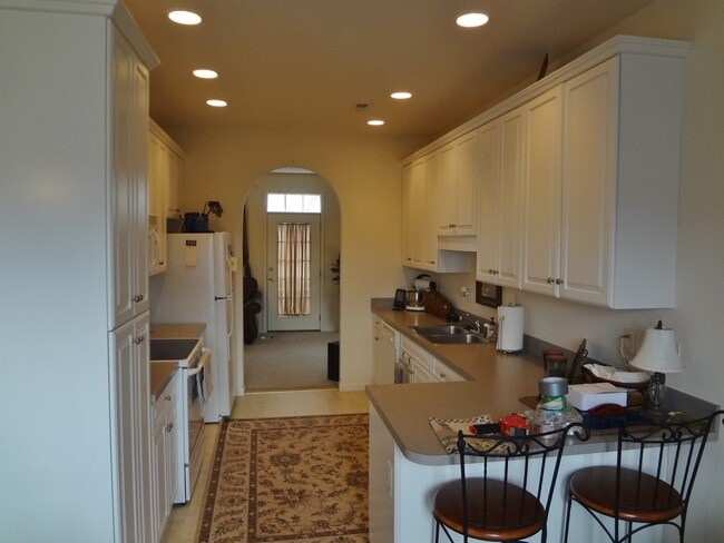 Building Photo - Handsome End Unit Townhouse in Taylor Springs