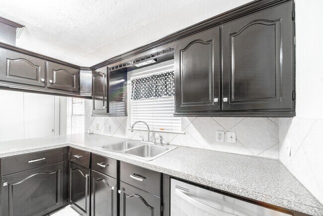 Building Photo - 7015 Kopman Dr
