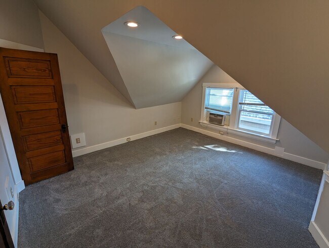 Building Photo - 2153 Slane Ave