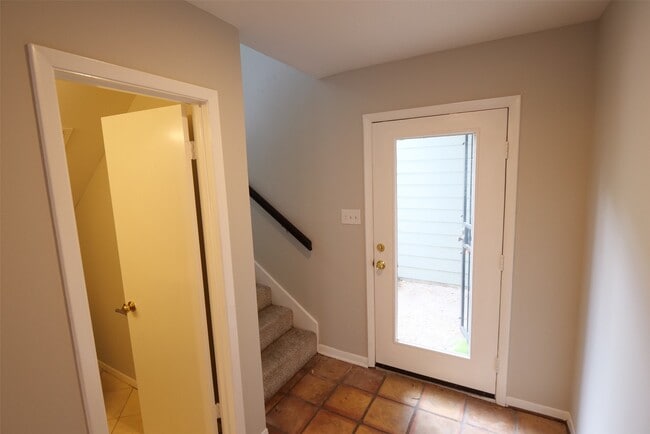 Building Photo - 9526 Val Verde St