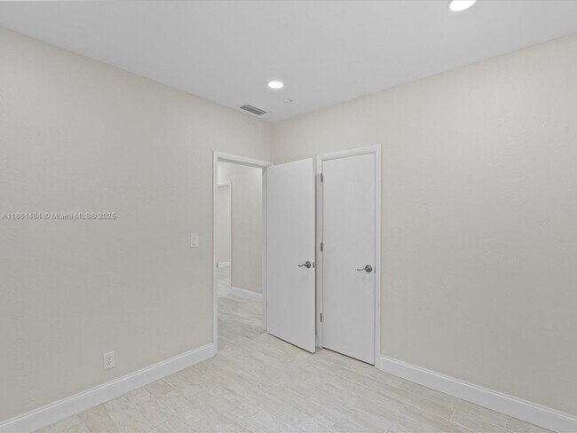 Building Photo - 113 SW 22nd Ave