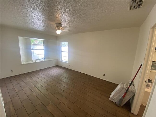 Building Photo - Large 2/2 duplex with a 2 car carport