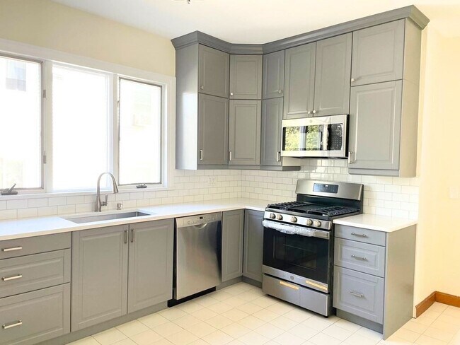 Building Photo - 150 Spruce St