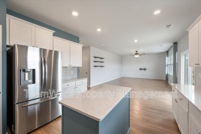Building Photo - 208 Evergreen Ave