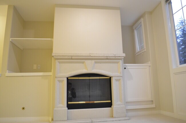 Building Photo - Klahanie 2 bedroom condo is available to m...