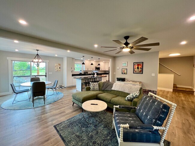 Building Photo - Beautifully Updated Home!  Fenced Yard!