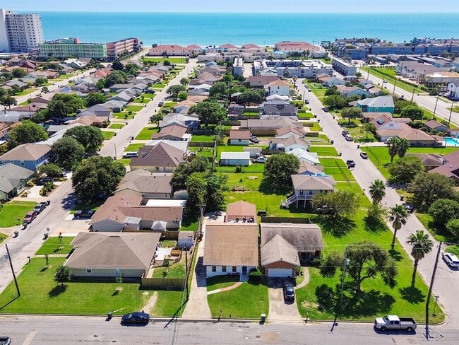 Building Photo - 8007 Beluche Dr