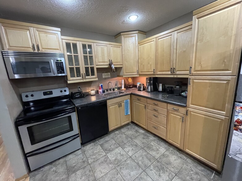 Building Photo - 5864 Red Cherry Ln