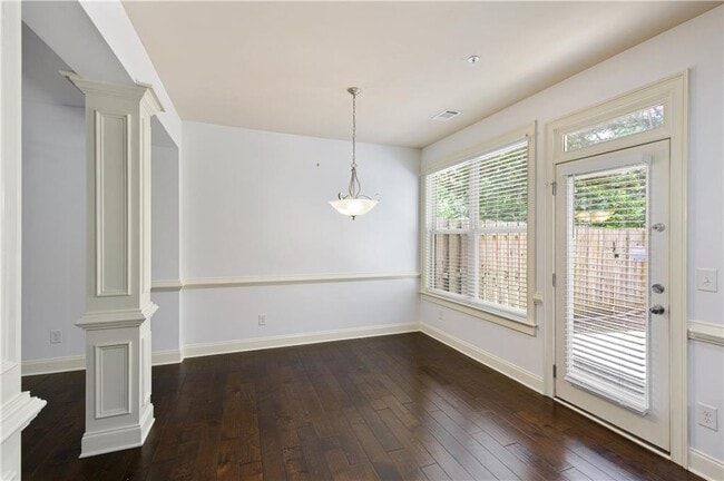 Building Photo - 2249 Knoxhill View