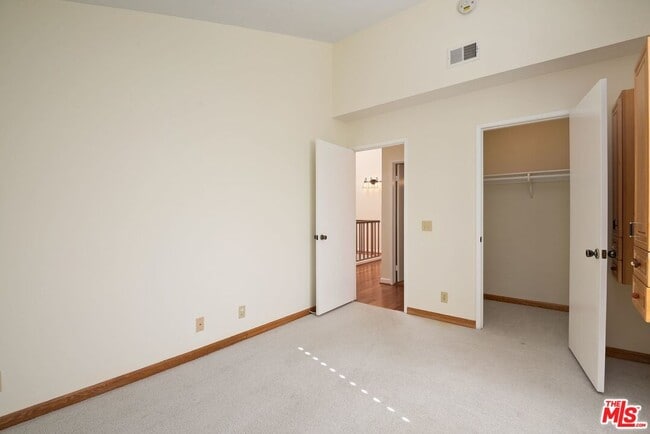 Building Photo - 1547 Palisades Dr