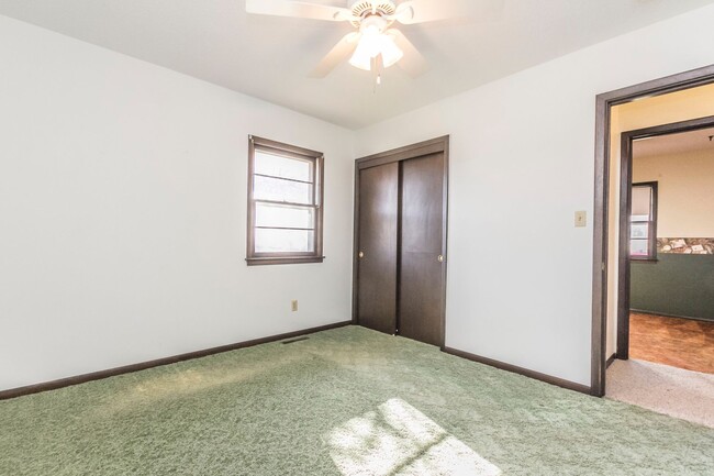 Building Photo - 3 Bedroom 2 Bath Home for Rent Indianola, ...