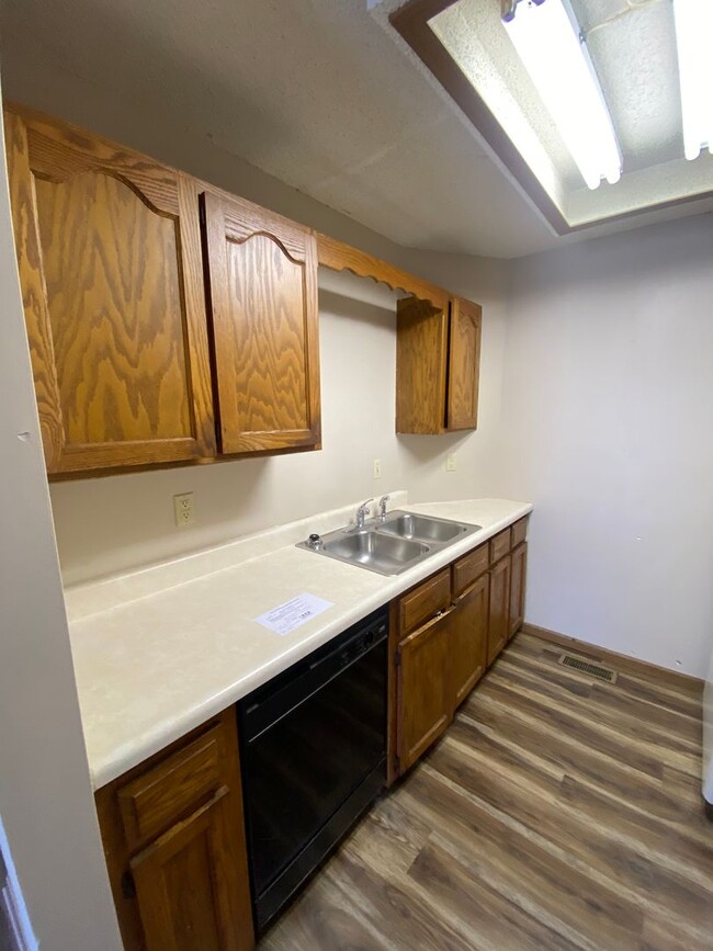 Building Photo - Lower Level 2 Bedroom Apartment for Rent!