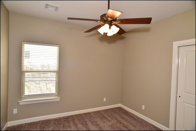 Building Photo - 3744 Loma Adriana