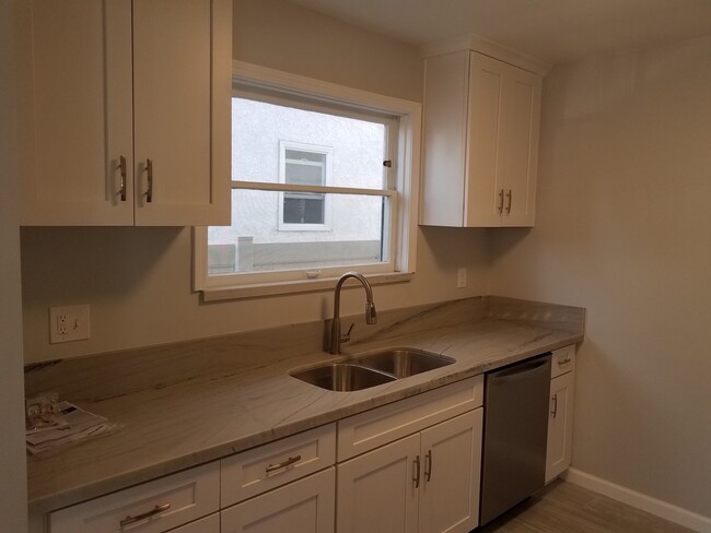 Building Photo - Nicely Updated 1 bed -1 bath  Street-level...