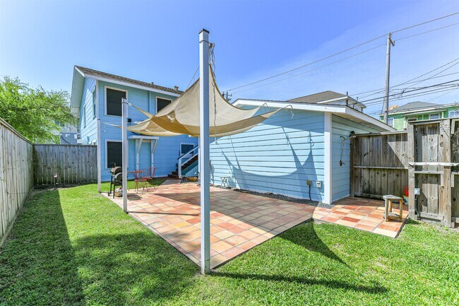 Building Photo - 818 11th St