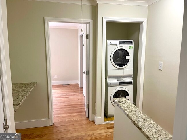 Building Photo - 696 Redland Dr