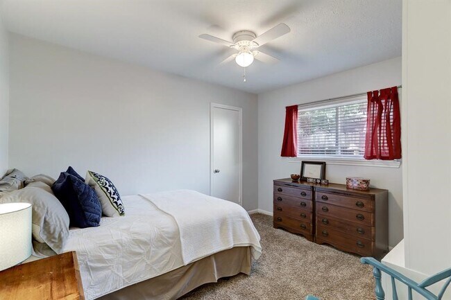 Building Photo - 9738 Derrik Dr