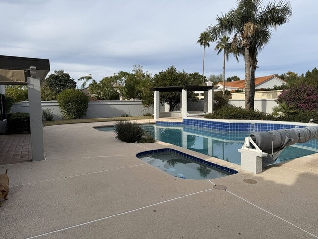 Building Photo - Scottsdale Country Club Living!