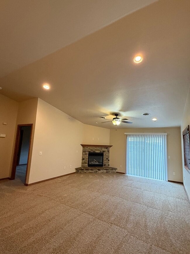 Building Photo - Beautiful 2 Bedroom/2 Bathroom Apartment