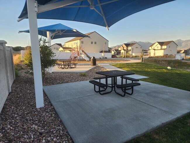 Building Photo - 608 W Domanick Wy