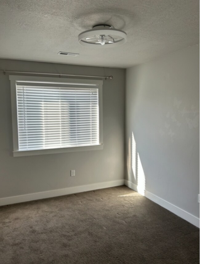 Building Photo - Stylish 3-Bedroom Townhome in Traverse Mou...